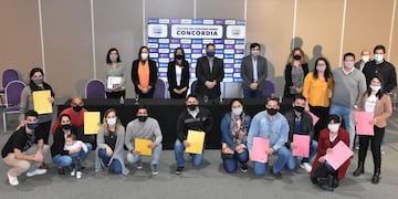 Se entregaron créditos PROCREAR y se firmó un convenio por el que se realizarán obras en 65 lotes.