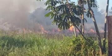 Bomberos Voluntarios de Puerto Iguazú lograron sofocar un incendio con ayuda de vecinos.
