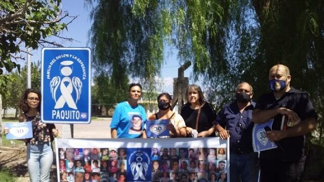 Familias del Dolor y la Esperanza recordó con un ángel en un cartel a Paquito, el nene de 12 años que murió hace 25.