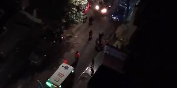 Pelea. Equipos médicos atienden al herido tras los violentos episodios a la salida del boliche. (Basta de Ruido Nueva Córdoba).