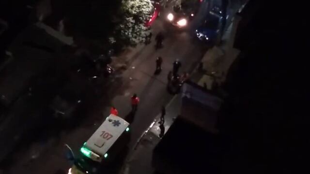 Pelea. Equipos médicos atienden al herido tras los violentos episodios a la salida del boliche. (Basta de Ruido Nueva Córdoba).