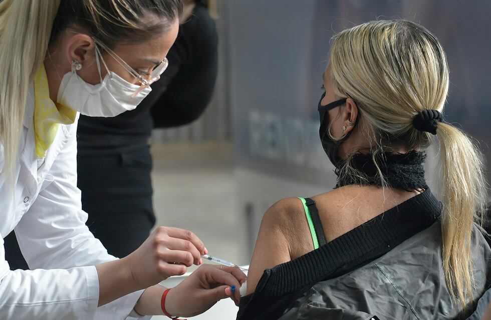 Polémica por trabajadores que se niegan a vacunarse: cómo lo resolvieron en otros países