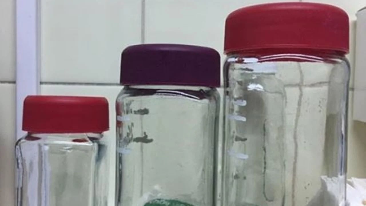 Su forma y cierre hermético los vuelve ideales para almacenar alimentos, accesorios de baño y utensilios pequeños.