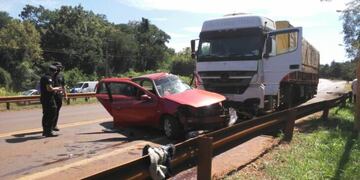El auto quedó incrustado debajo del camión y la conductora debió ser sacada por el personal de Bomberos Voluntarios