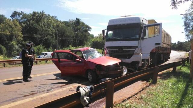 El auto quedó incrustado debajo del camión y la conductora debió ser sacada por el personal de Bomberos Voluntarios