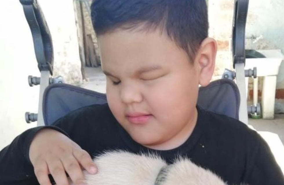 Tiene 7 años, sufre parálisis cerebral y ceguera, y necesita ayuda para poder caminar por primera vez