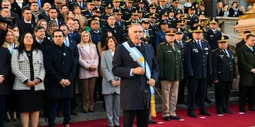El mandatario tucumano adelantó que se reunirá con otros 23 gobernadores para exigir una reacción ante la crisis económica y la caída de la coparticipación.