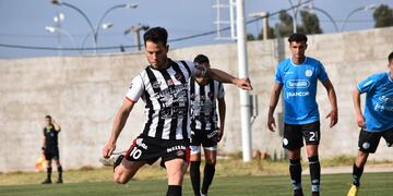 Matías Leichner, de penal, anotó en el empate de Peñarol ante Belgrano, para seguir en la punta.