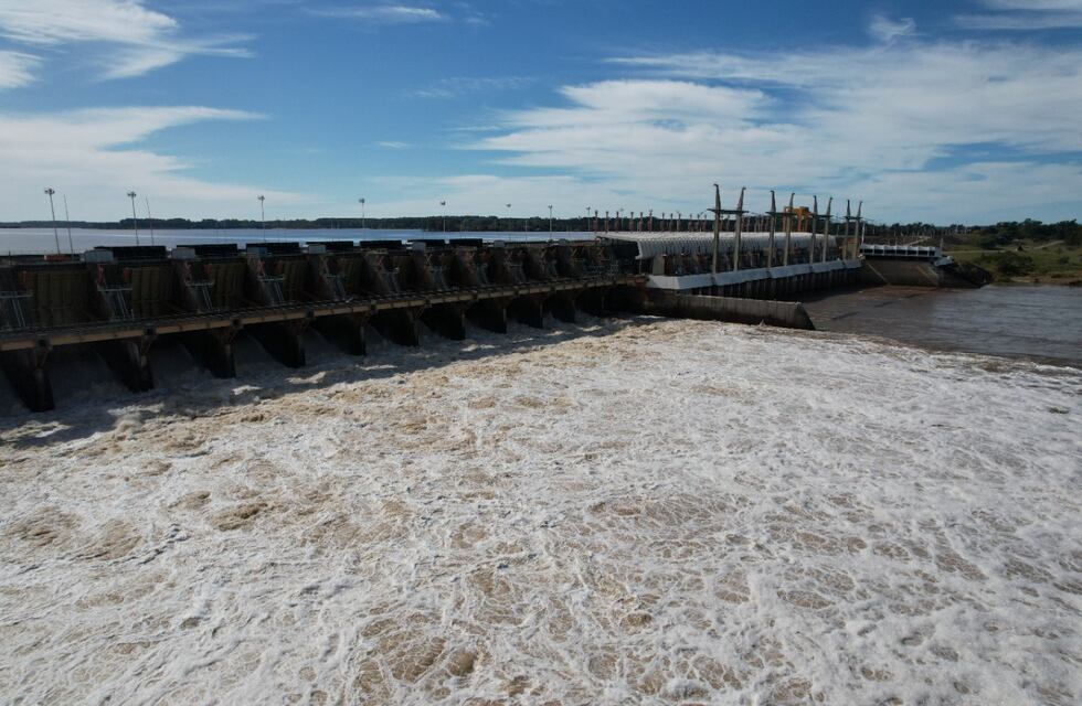 Salto Grande opera para regular el caudal del Río Uruguay