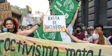 La movilización comenzó en la Plaza 25 de Mayo y concluyó frente a la sede local del Gobierno de Santa Fe.