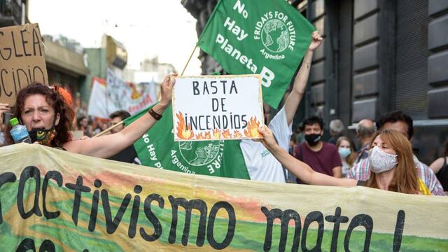 La movilización comenzó en la Plaza 25 de Mayo y concluyó frente a la sede local del Gobierno de Santa Fe.