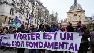 Defensores del derecho al aborto en París (AP Foto/Michel Euler)