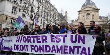 Defensores del derecho al aborto en París (AP Foto/Michel Euler)