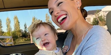 Ana García Moritán y Pampita dando un paseo en auto.