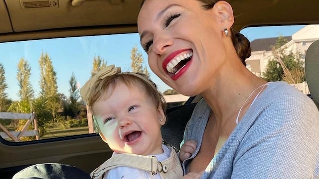 Ana García Moritán y Pampita dando un paseo en auto.