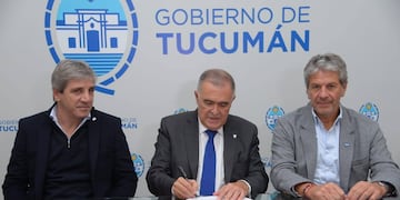 En un encuentro en Casa de Gobierno entre el gobernador, el ministro de Economía y el titular del ARCA