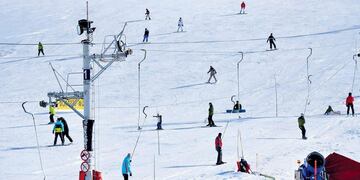 Las Leñas muestra en sus laderas nevadas el romance de los deportistas con la nieve. El complejo vive una excelente temporada invernal.