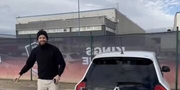 Gerard Piqué, al momento de descender de su Twingo. Foto: Captura.