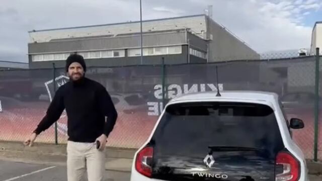 Gerard Piqué, al momento de descender de su Twingo. Foto: Captura.
