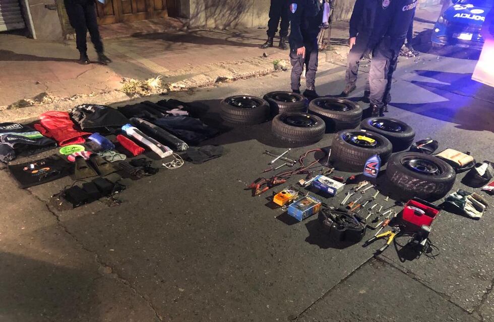 Córdoba: robaron siete ruedas, evadieron un control policial y terminaron estampados contra un poste