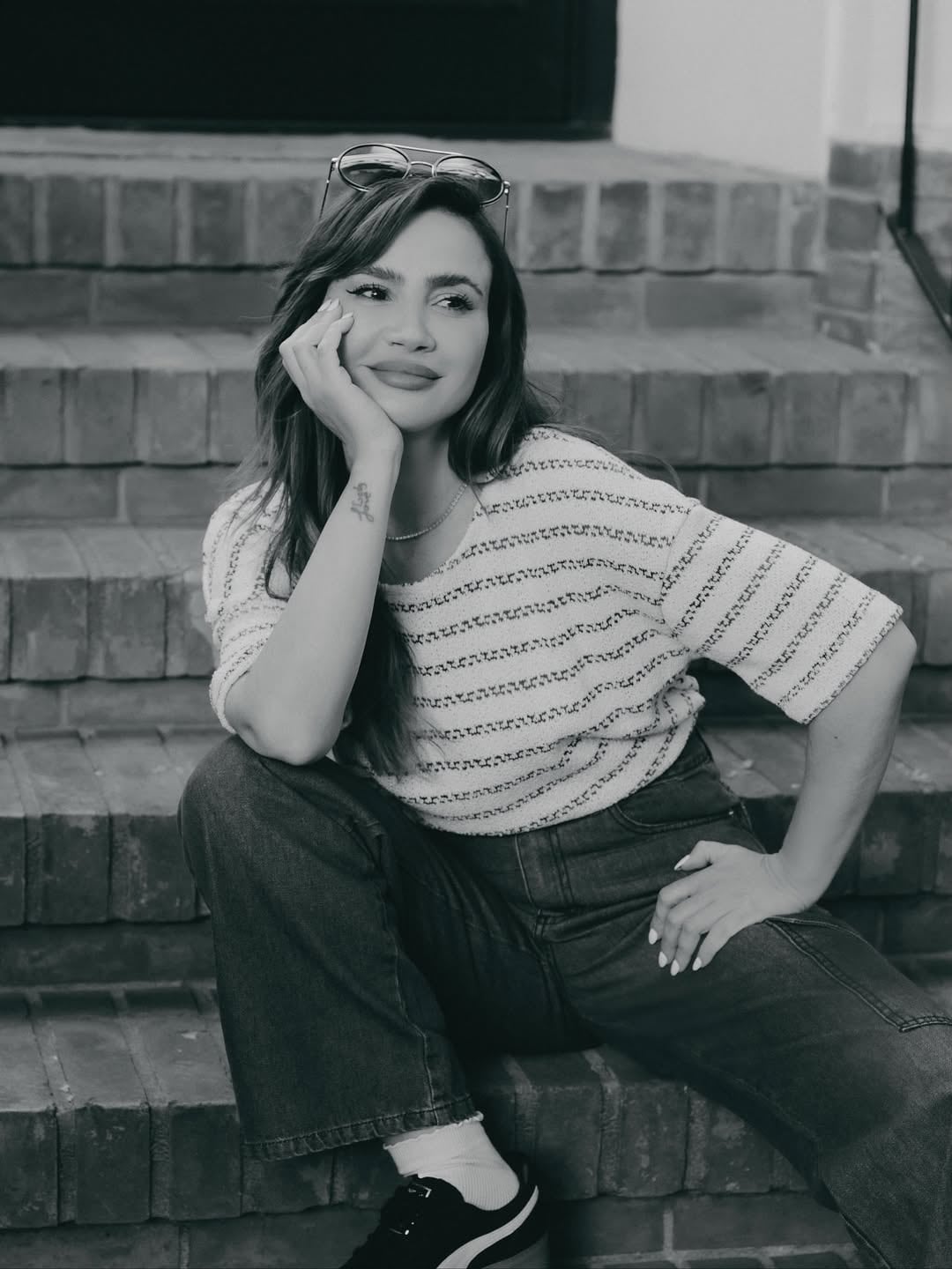 Jean y remera clásica: Celeste Cid demostró ser una reina fashionista luciendo el look tendencia del verano