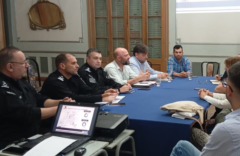 Agentes de seguridad y presidentes vecinales en un encuentro para abordar temas de prevención en Rafaela