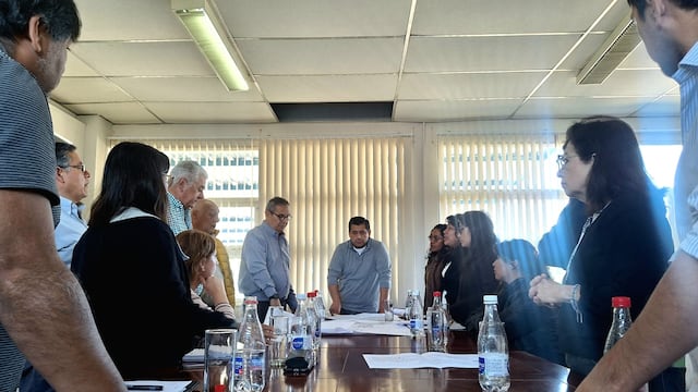 Agua Potable de Jujuy abrió el diálogo a vecinos con conexiones clandestinas en el asentamiento Aeroclub, pero pone condiciones para avanzar hacia la regularización del servicio.