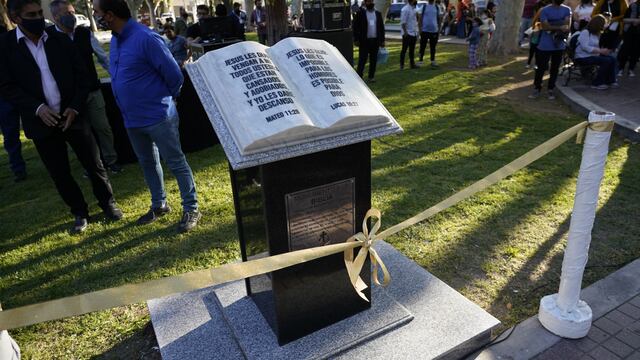 Se inauguró el monumento de la Biblia en Rivadavia.