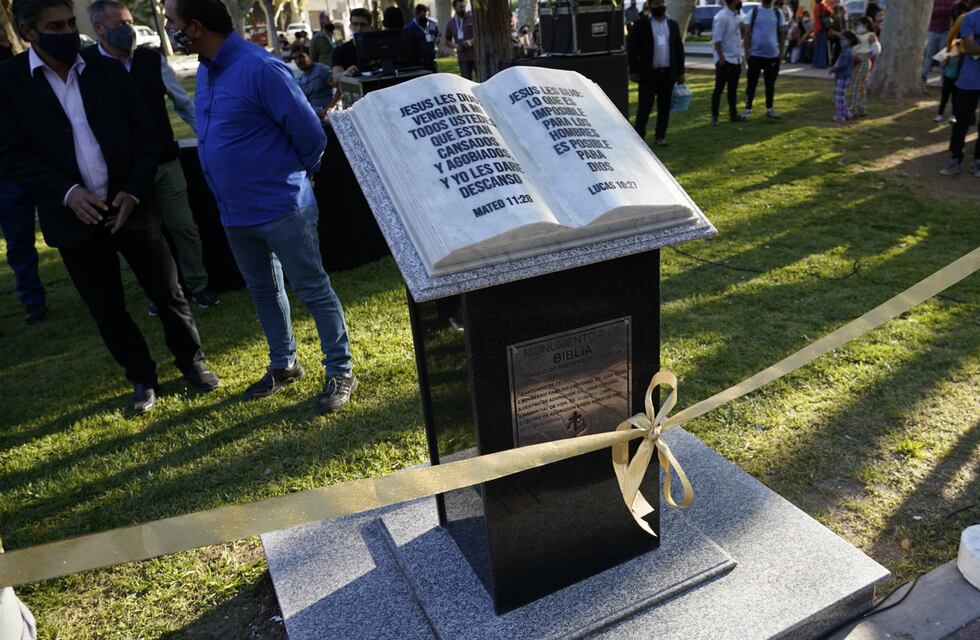 En Rivadavia se inauguró un monumento a la Biblia