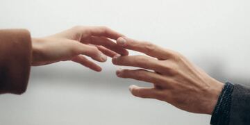 Qué significa que una persona te dé corriente.