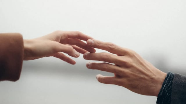 Qué significa que una persona te dé corriente.