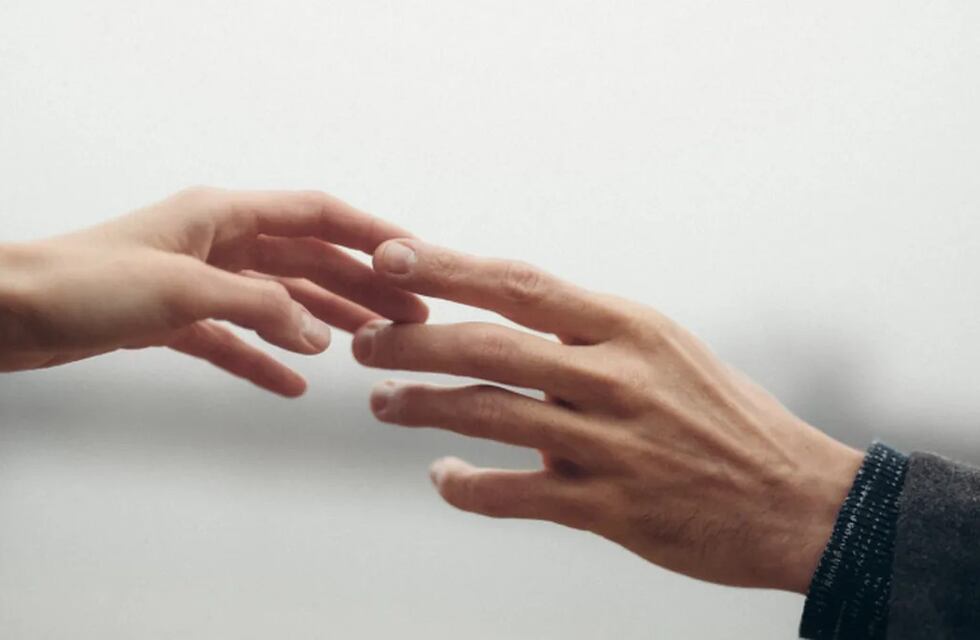 ¿Es para preocuparse? Qué significa que una persona o un objeto te dé corriente