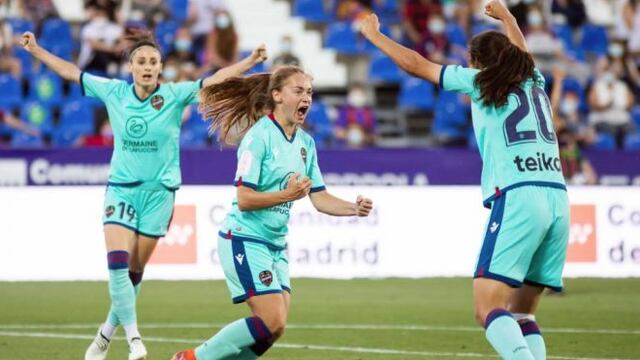 La jugadora mendocina, Estefanía Banini se destacó en la Copa Reina Iberdrola, del fútbol español.
