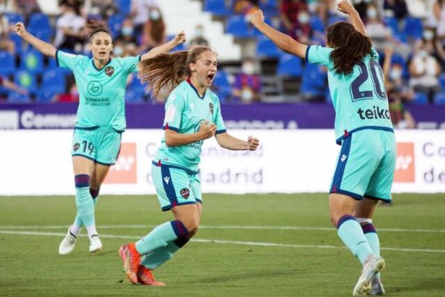 La jugadora mendocina, Estefanía Banini se destacó en la Copa Reina Iberdrola, del fútbol español.