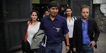 Alejandro Vilca (c), junto a Natalia Morales (izq.) y Gastón Remy (der.), precandidatos a diputados nacionales del Frente de Izquierda Unidad (FITU) en Jujuy.
