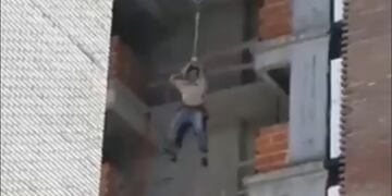 Obreros de la construcción quedaron colgados en Rodríguez y Pellegrini (Captura imagen TV)