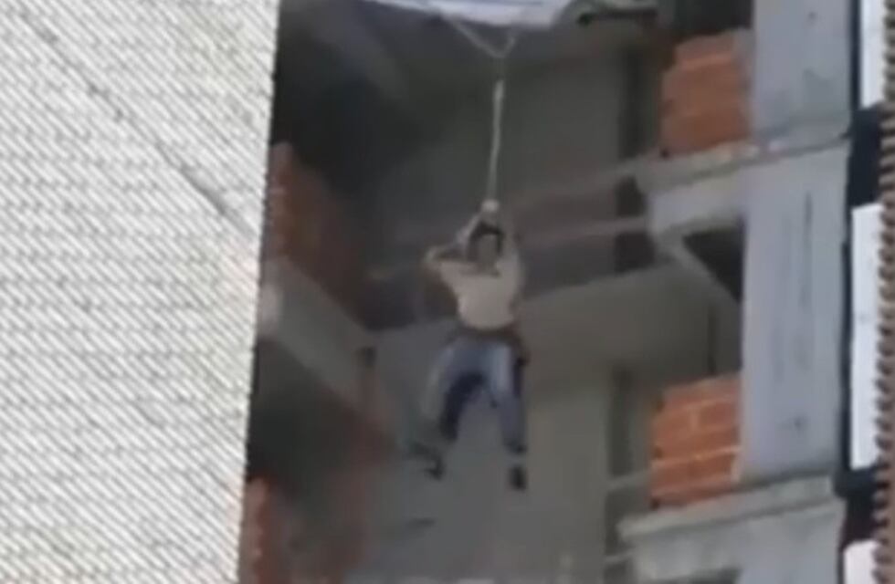 Dos obreros cayeron de un décimo piso y quedaron colgados en el aire