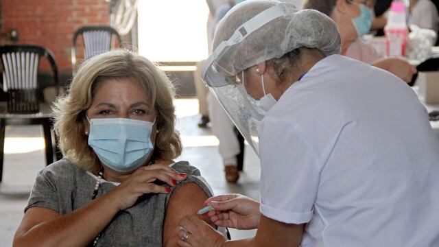La funcionaria recibió la vacuna contra el coronavirus la semana anterior. (@minsaludsantafe)