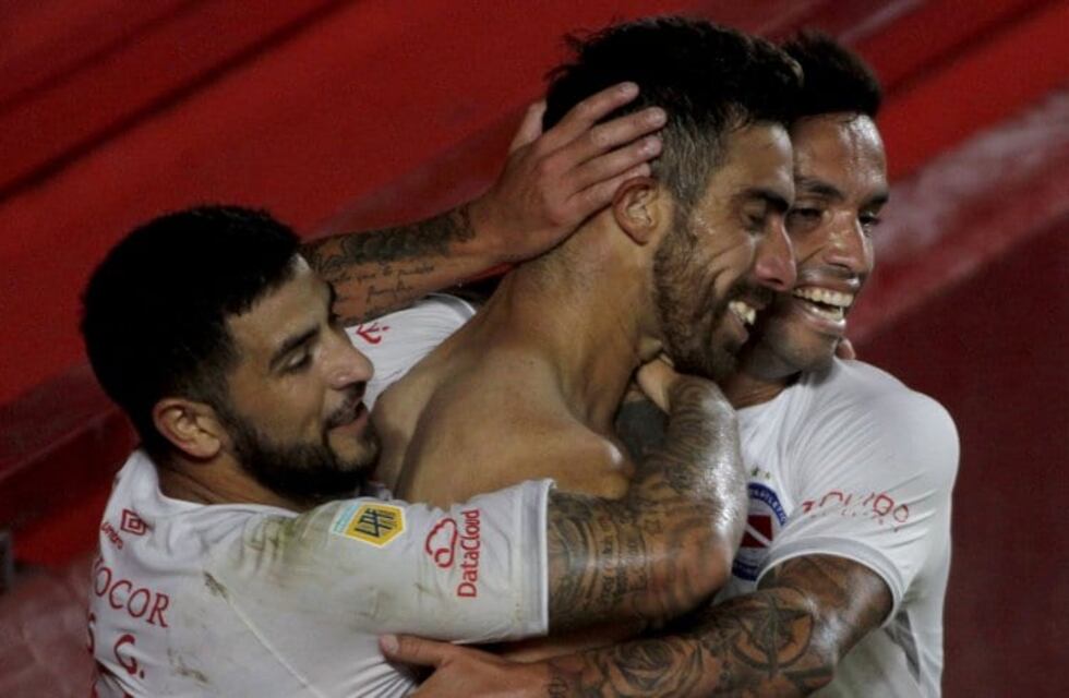 Con dos jugadores menos, Argentinos le ganó a Arsenal sobre el final
