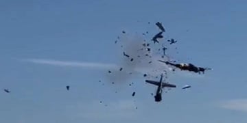 El momento del impacto de los dos aviones durante la exhibición aérea en Dallas.