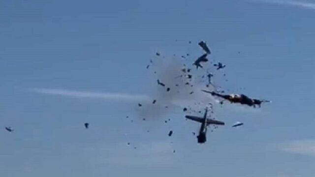 El momento del impacto de los dos aviones durante la exhibición aérea en Dallas.