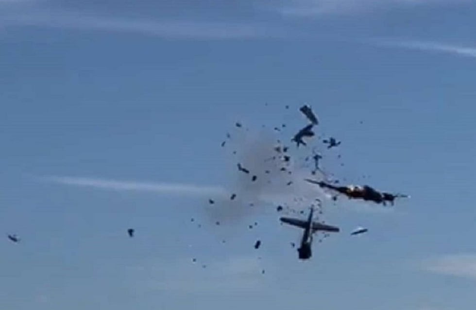 Accidente impactante en los Estados Unidos: dos aviones chocaron en el aire durante una exhibición de la Segunda Guerra Mundial