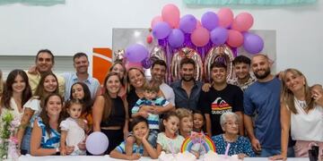 La familia presente en el festejo de las mellizas.
