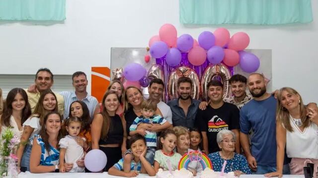 La familia presente en el festejo de las mellizas.