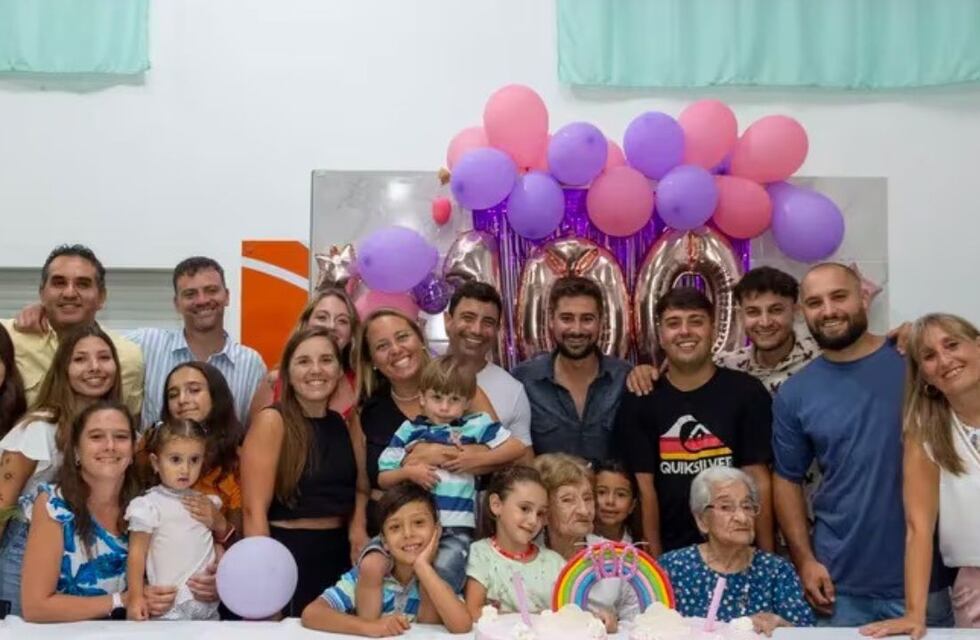 Son de Córdoba, cumplieron 100 años y lo festejaron con una caravana por todo el pueblo