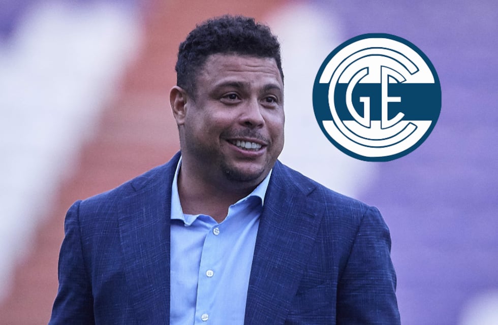 Ronaldo posó con una particular camiseta de Gimnasia de La Plata y los hinchas del Lobo enloquecieron
