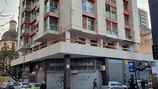 Hablaron los vecinos del expolicía que vivía con un cadáver. (Foto: El Doce)