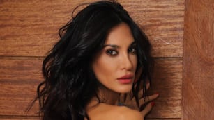 Boca abajo y con una microbikini diminuta roja, Silvina Escudero infartó a sus seguidores