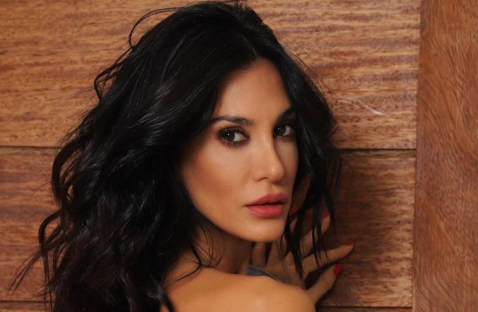 Silvina Escudero acentuó su figura con un pantalón engomado y un top cut out