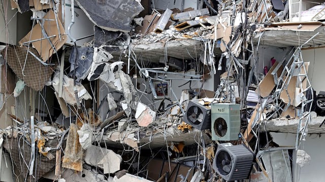 Un ala del edificio colapsó durente la madrugada y una investigación de 2018 que señala fallas estructurales (AP)